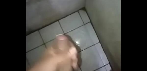  me la jalo en el wc  antes de un  shower lechita